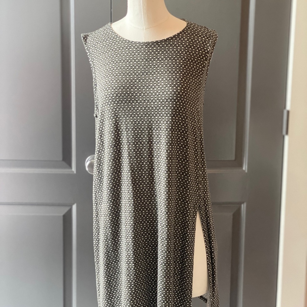 Sleeveless JJill MP blouse. Tunic style with vent on side front.
